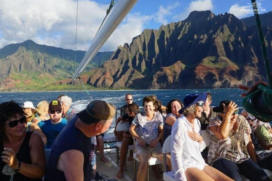 Deluxe Na Pali Sunset Tour on the Lucky Lady